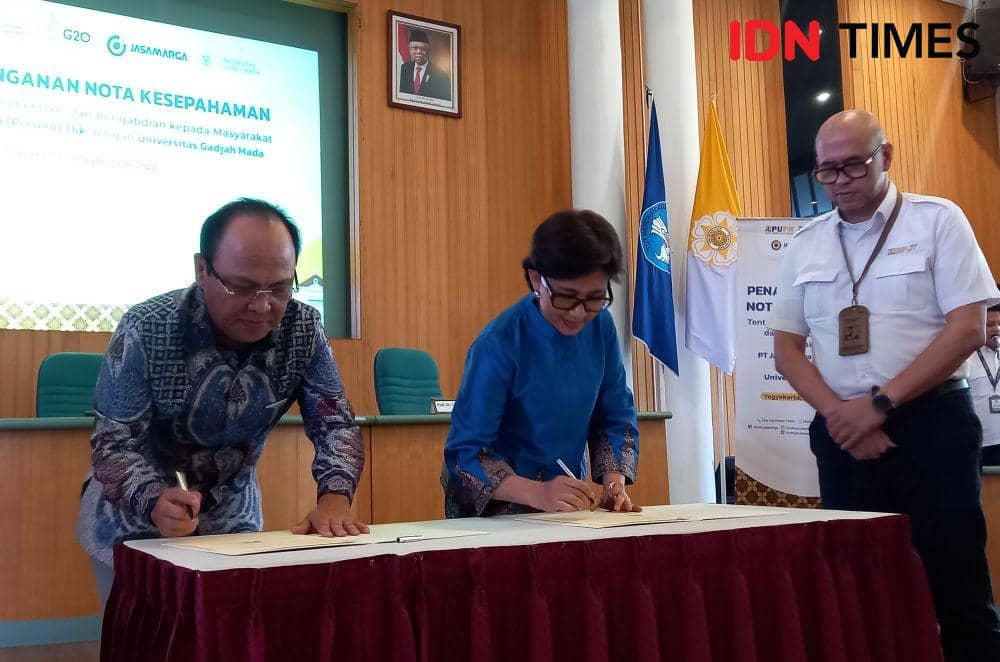 Penandatanganan Nota Kesepahaman tentang Pendidikan, Penelitian, dan Pengabdian kepada Masyarakat antara PT Jasa Marga (Persero) Tbk dengan UGM, di Ruang Sidang Pimpinan Gedung Pusat UGM, Senin (19/9/2022). (IDN Times/Herlambang Jati Kusumo).