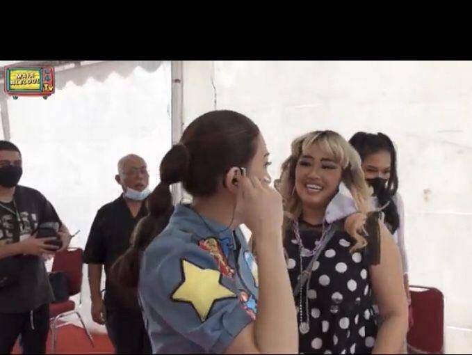 Maia Estianti berduet dengan Pinkan Mambo di panggung. (youtube.com/maia aleldulTv)
