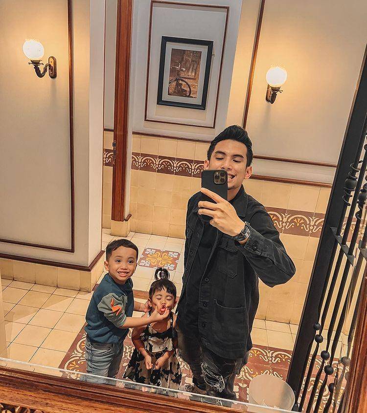 Inspirasi outfit momong anak ala artis pria (instagram/okintph)