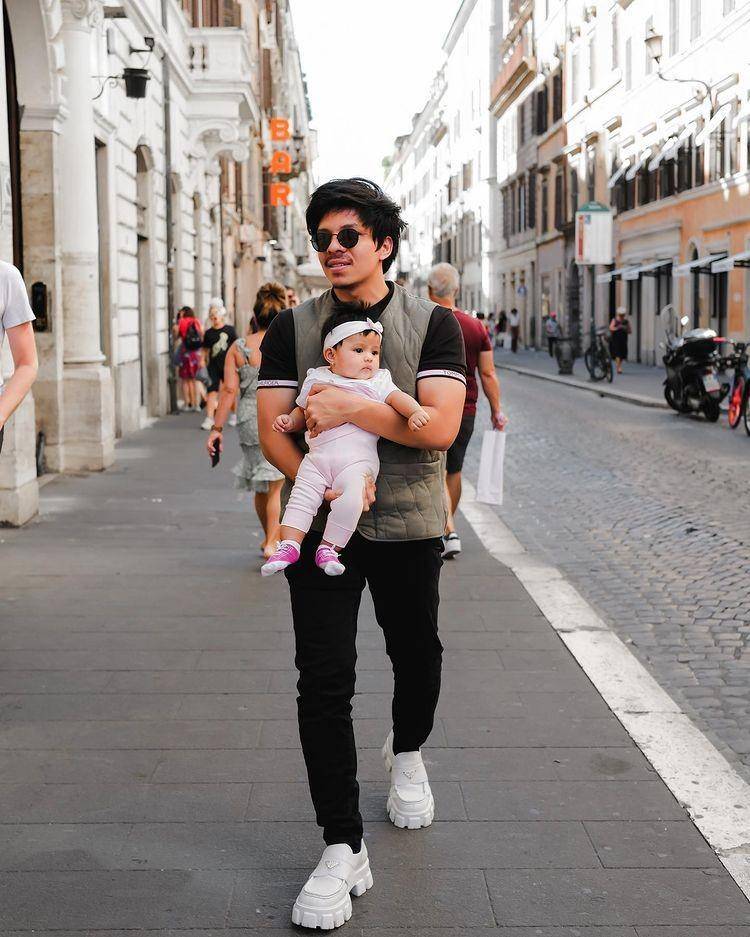 Inspirasi outfit momong anak ala artis pria (instagram/attahalilintar)