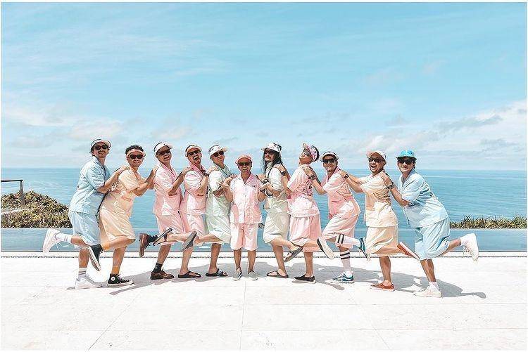 Rekomendasi outfit seragam bareng sahabat ala The Prediksi (instagram/theprediksi_)