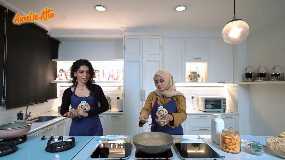 Kak Jill Shine masak bareng Aurel Hermansyah (YouTube.com/Aurelie Atta/)