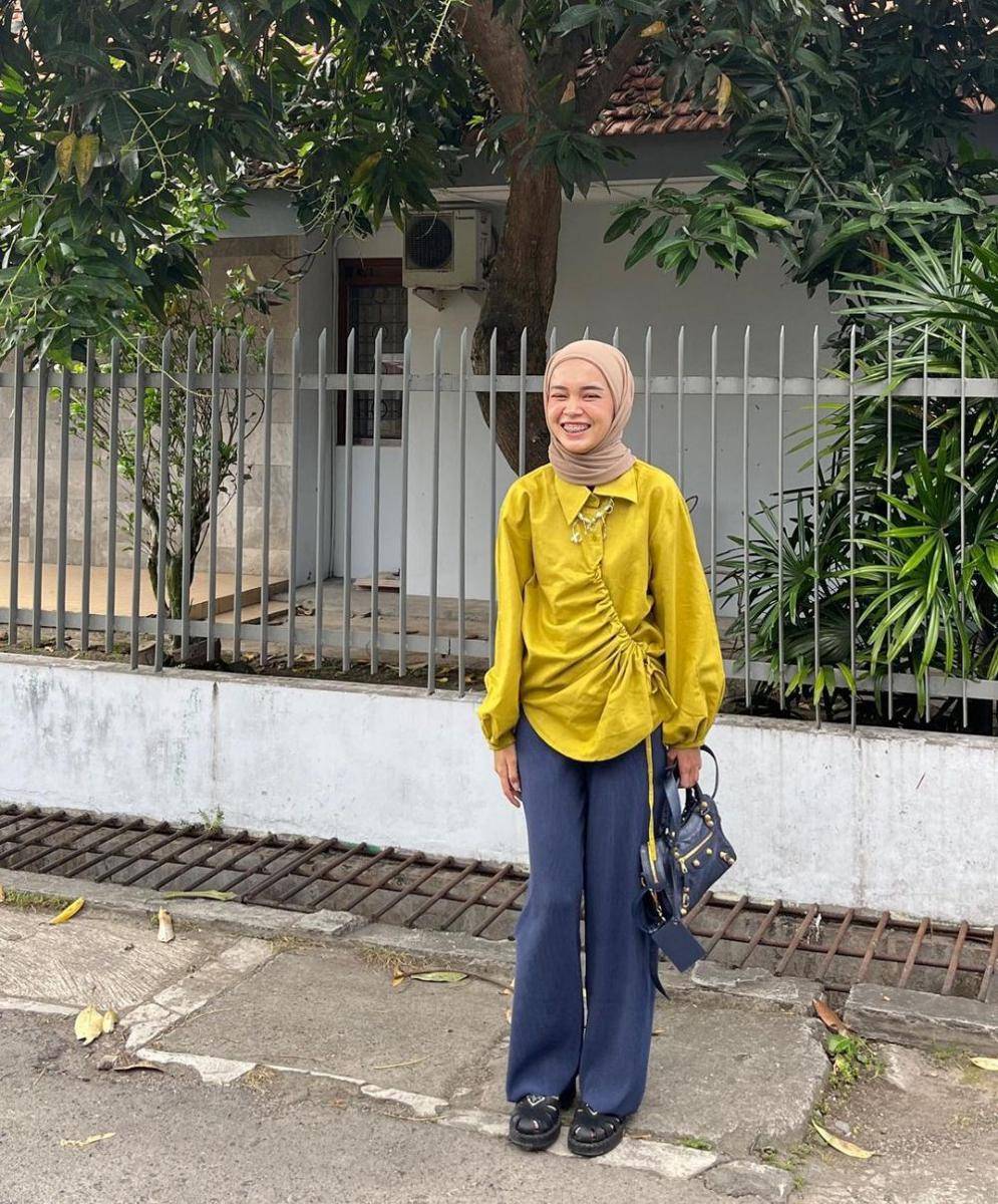 inspirasi outfit hijab warna lime (instagram.com/yurezalina)
