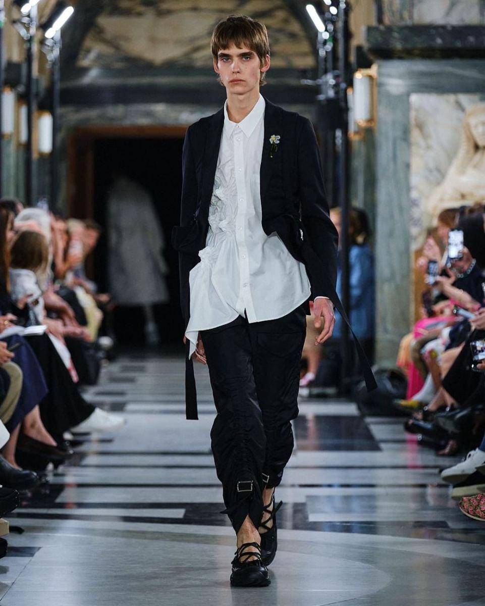 Koleksi Fashion dari Simone Rocha di London Fashion Week Spring/Summer 2023 (Instagram.com/simonerocha_)