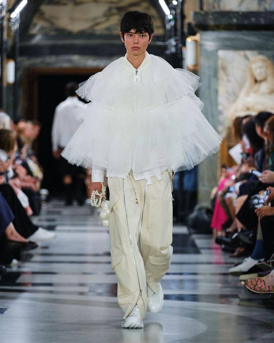 Koleksi Fashion dari Simone Rocha di London Fashion Week Spring/Summer 2023 (Instagram.com/simonerocha_)