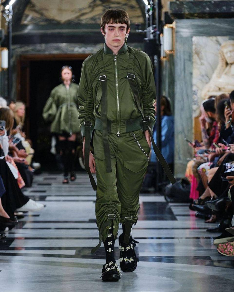 Koleksi Fashion dari Simone Rocha di London Fashion Week Spring/Summer 2023 (Instagram.com/simonerocha_)