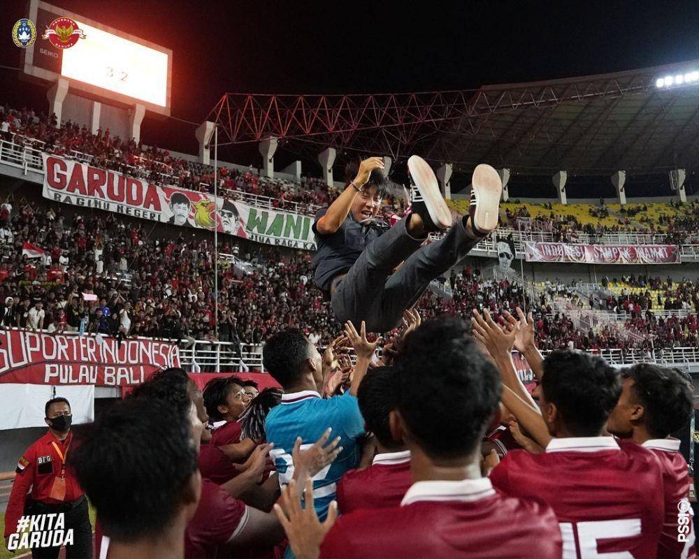 Shin Tae Yong bersama skuad Indonesia U-20 usai menangkan laga kontra Vietnam (Instagram.com/pssi)