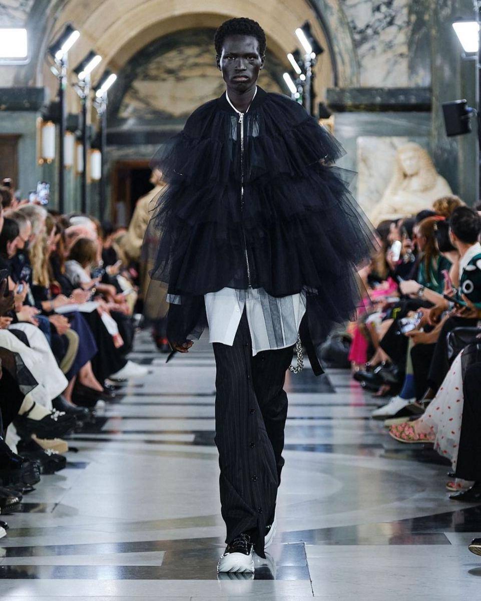 Koleksi Fashion dari Simone Rocha di London Fashion Week Spring/Summer 2023 (Instagram.com/simonerocha_)