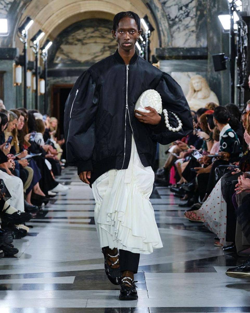 Koleksi Fashion dari Simone Rocha di London Fashion Week Spring/Summer 2023 (Instagram.com/simonerocha_)