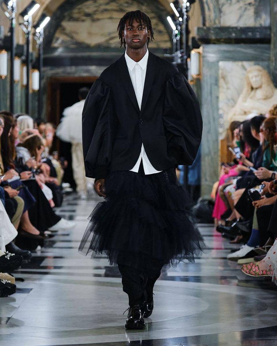 Koleksi Fashion dari Simone Rocha di London Fashion Week Spring/Summer 2023 (Instagram.com/simonerocha_)