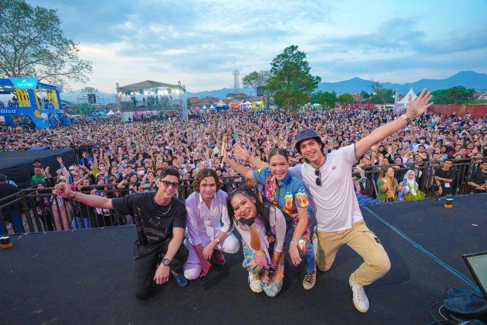Maia Estianty satu panggung bareng Al, El, dan Dul (instagram.com/beril_photo)
