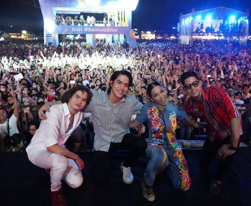 Maia Estianty satu panggung bareng Al, El, dan Dul (instagram.com/alghazali7)