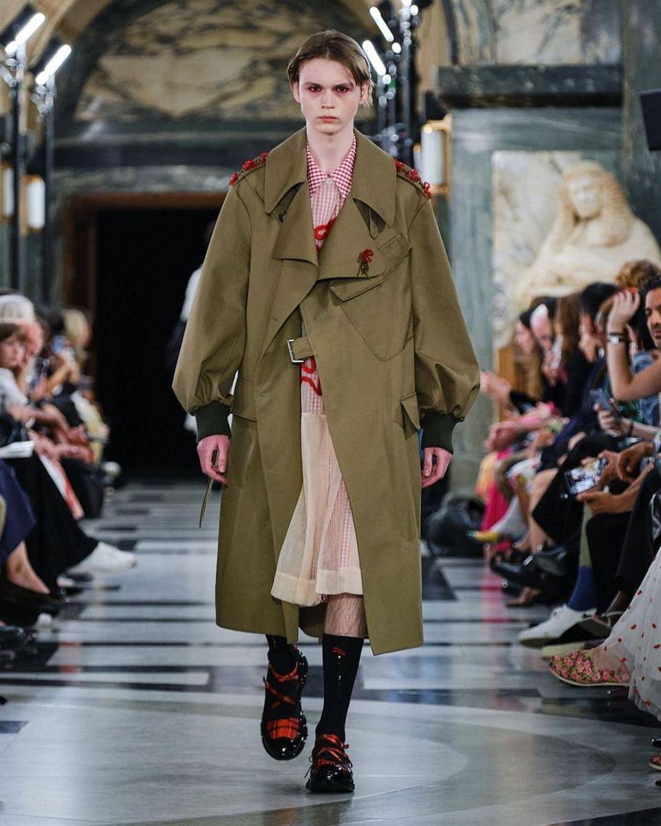 Koleksi Fashion dari Simone Rocha di London Fashion Week Spring/Summer 2023 (Instagram.com/simonerocha_)