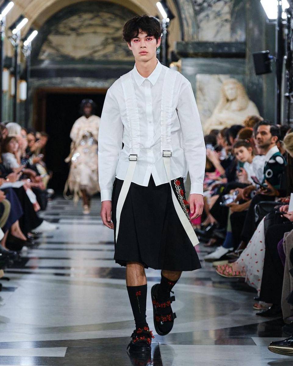 Koleksi Fashion dari Simone Rocha di London Fashion Week Spring/Summer 2023 (Instagram.com/simonerocha_)