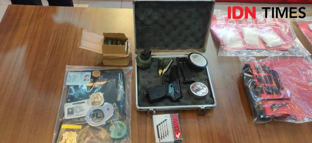 Polisi gadungan Samarinda edarkan narkoba jenis sabu sambil menenteng pistol air soft gun, Senin (19/9/2022). (IDN Times/Hilmansyah)