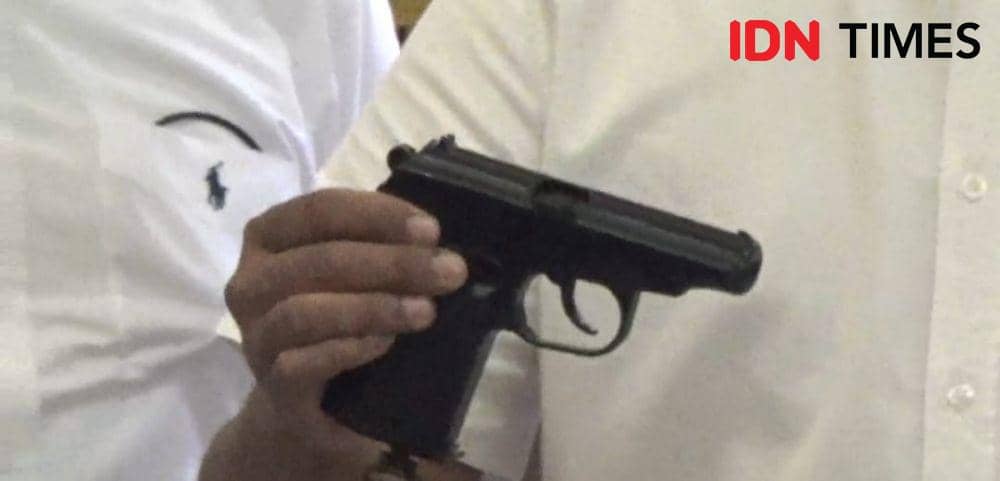 Polisi gadungan Samarinda edarkan narkoba jenis sabu sambil menenteng pistol air soft gun, Senin (19/9/2022). (IDN Times/Hilmansyah)