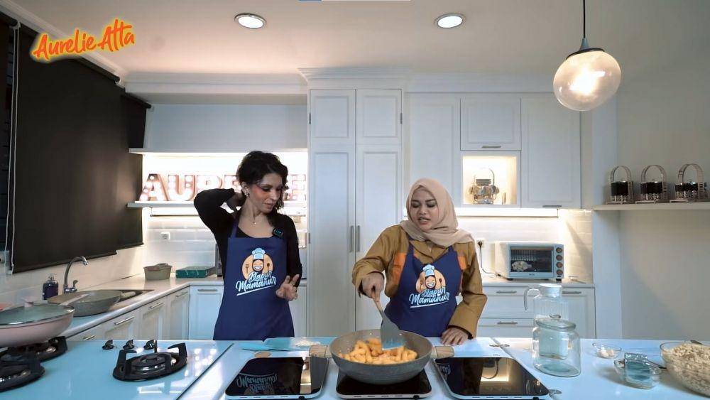 Kak Jill Shine masak bareng Aurel Hermansyah (YouTube.com/Aurelie Atta/)