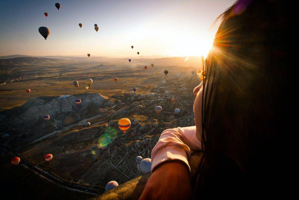 ilustrasi naik balon udara (unsplash.com/Jeison Higuita)