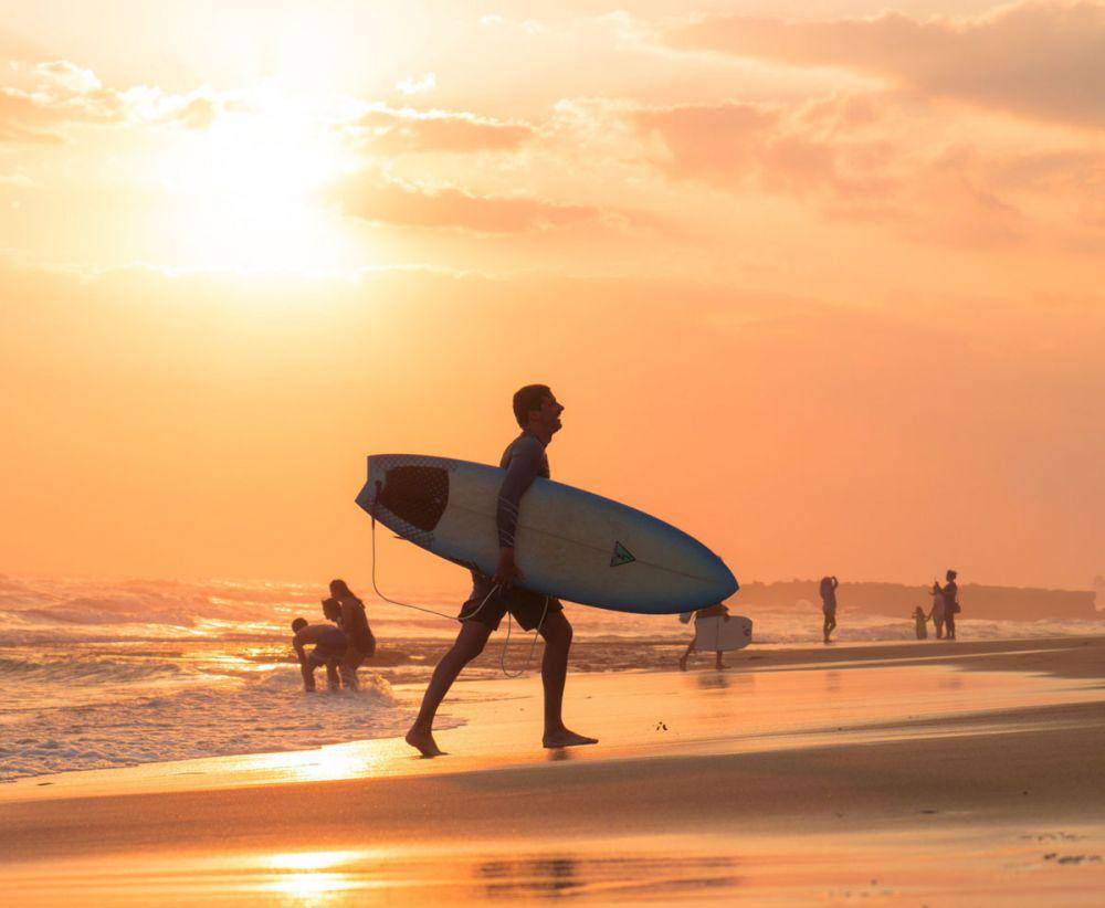 Suasana pantai di Canggu. (unsplash.com/Harry Cunningham)