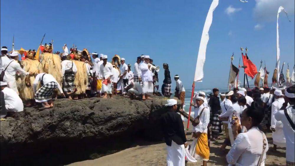 Upacara di area Pura Batu Bolong, Canggu. (YouTube.com/Toney Julianz)
