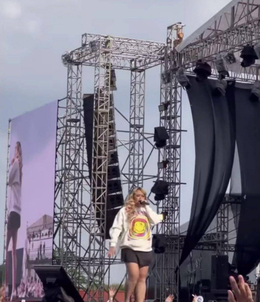 potret Pinkan Mambo saat di atas panggung (instagram.com/pinkan_mambo)