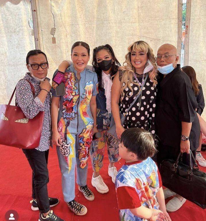 Maia Estianti berduet dengan Pinkan Mambo di panggung. (youtube.com/maia aleldulTv)
