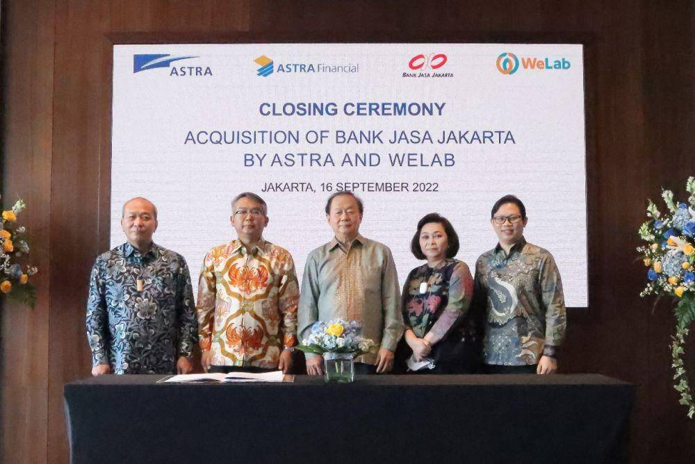Perwakilan direksi Astra dan Bank Jasa Jakarta pada acara closing ceremony akuisisi Bank Jasa Jakarta, Jumat (16/9/2022). (dok. Astra)