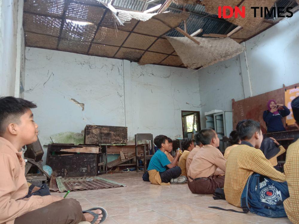 Dekat Sirkuit Mandalika, Siswa Belajar di Gedung Sekolah Nyaris Roboh