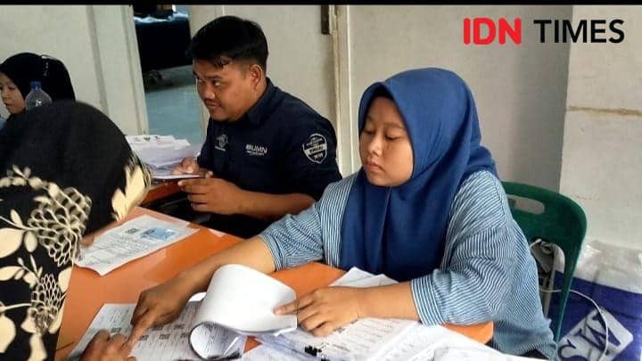 PT Pos Indonesia, menyalurkan BLT kepada KPM di daerah terpencil di Kabupaten Langkat, Sumatra Utara (IDN Times/ Bambang Suhandoko)