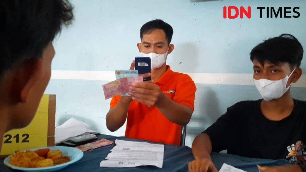 PT Pos Indonesia, menyalurkan BLT kepada KPM di daerah terpencil di Kabupaten Langkat, Sumatra Utara (IDN Times/ Bambang Suhandoko)