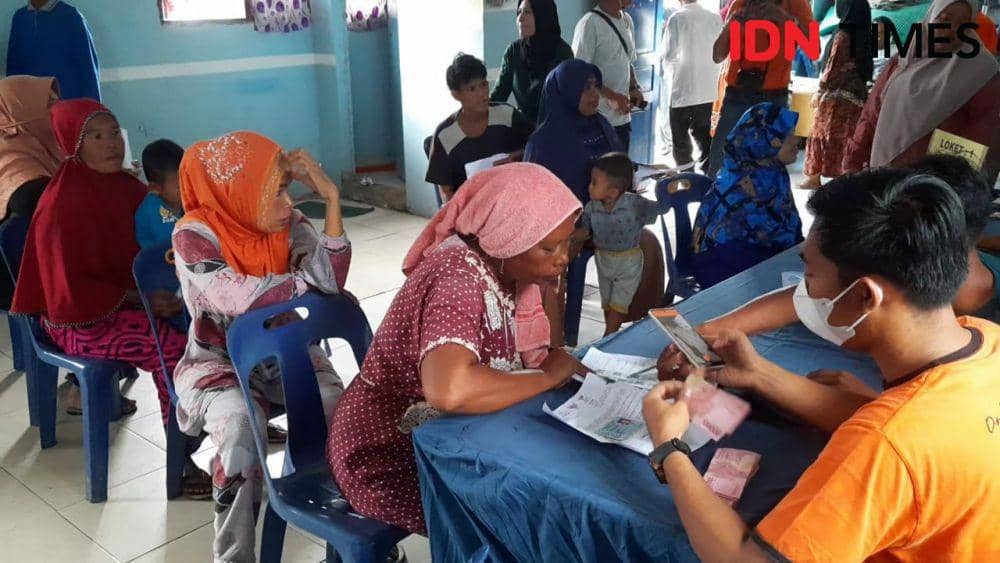 PT Pos Indonesia, menyalurkan BLT kepada KPM di daerah terpencil di Kabupaten Langkat, Sumatra Utara (IDN Times/ Bambang Suhandoko)