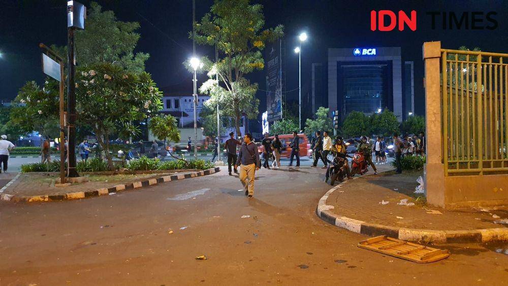 Supporter FC Bekasi City dan PSIM Yogyakarta ricuh. (IDN Times/Imam Faishal) 