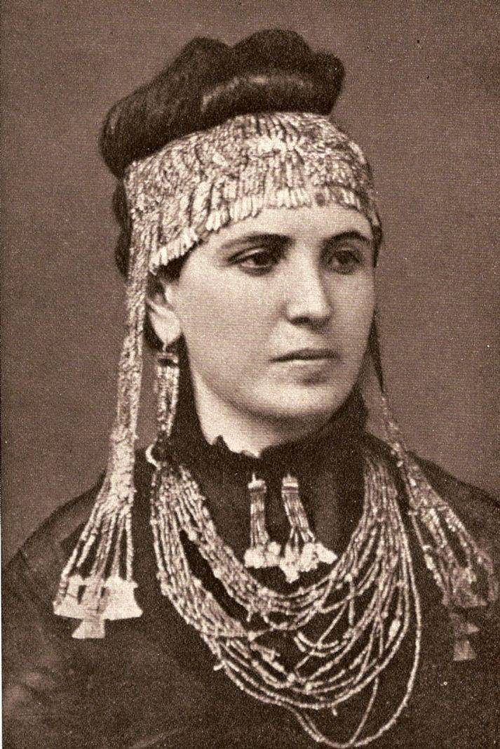Istri Heinrich Schliemann, Sophia, mengenakan Jewels of Helen dari harta karun Priam. (wikimedia.org)