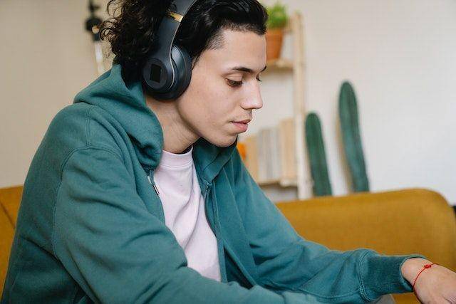 Seorang pria introvert sedang mendengarkan musik (Pexels/Eren Li)