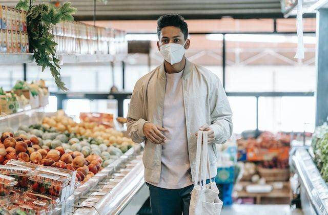 Seorang pria sedang mencari barang yang akan di beli di supermarket (Pexels/Michael Burrows)