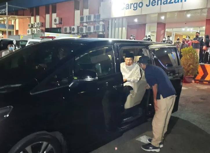 Mantan Wapres RI Jusuf Kalla ikut menjemput jenazah Azyumardi Azra (Antara)