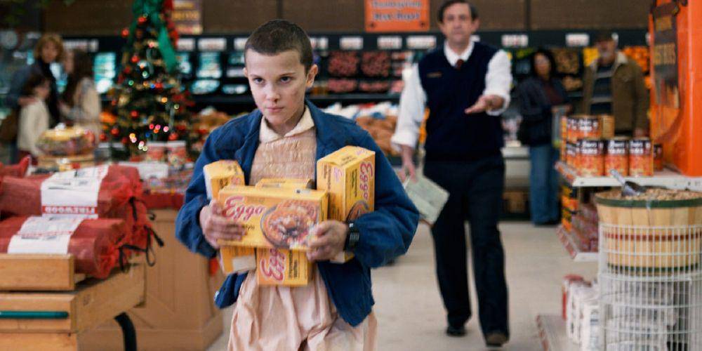 potret Eleven mengambil eggo di dalam Stranger Things (dok. Netflix/ Stranger Things)