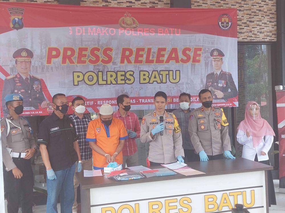 Pelaku pencabulan kepada anak tertunduk saat rilis di Polres Batu. IDN Times/Alfi Ramadana