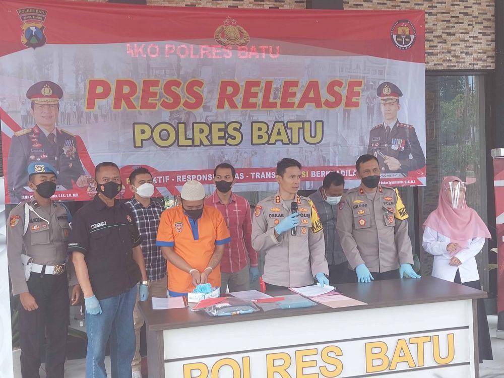 Kapolres Batu, AKBP Oskar Syamsuddin saat menjelaskan kasus pencabulan di Kota Batu. IDN Times/Alfi Ramadana