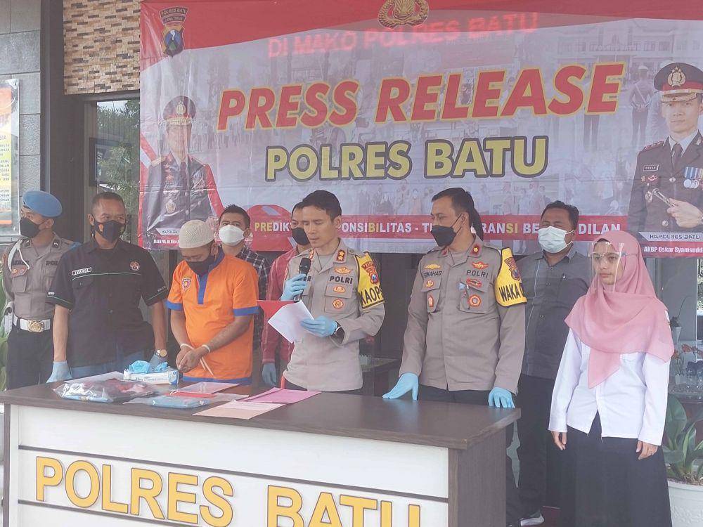 Kapolres Batu, AKBP Oskar Syamsuddin saat menjelaskan kasus pencabulan di Kota Batu. IDN Times/Alfi Ramadana