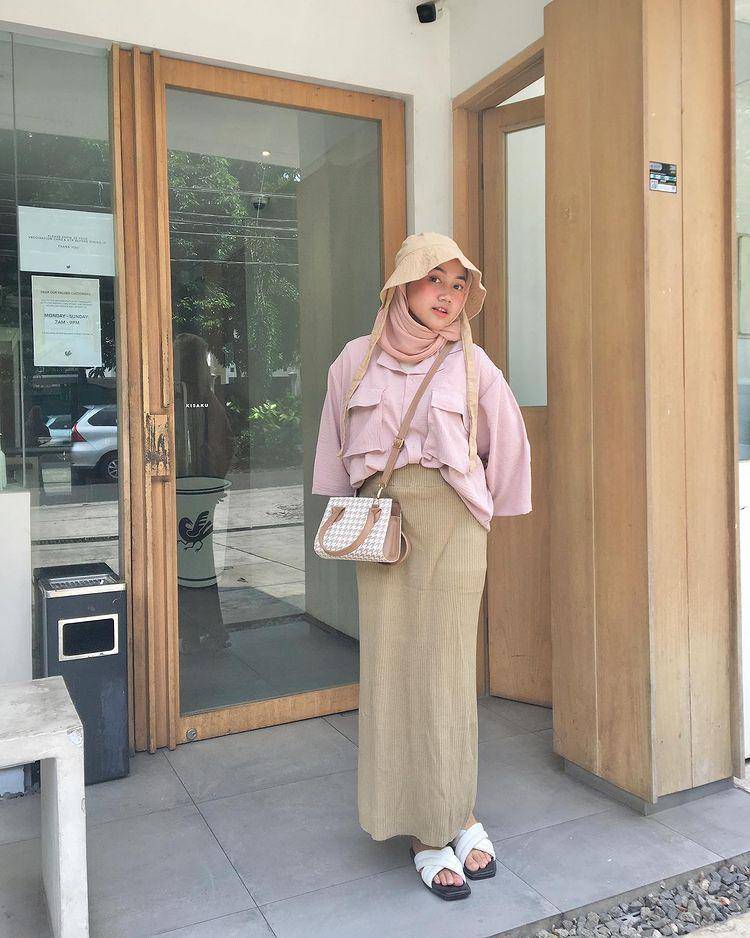 potret Adinda Valda memakai rok (instagram.com/adindavld)