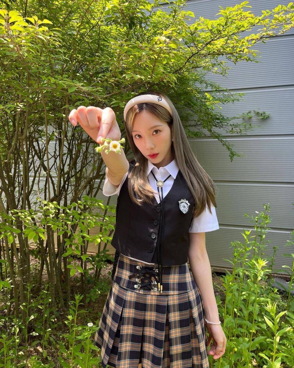 Taeyeon pakai seragam sekolah (Instagram.com/taeyeon_ss)