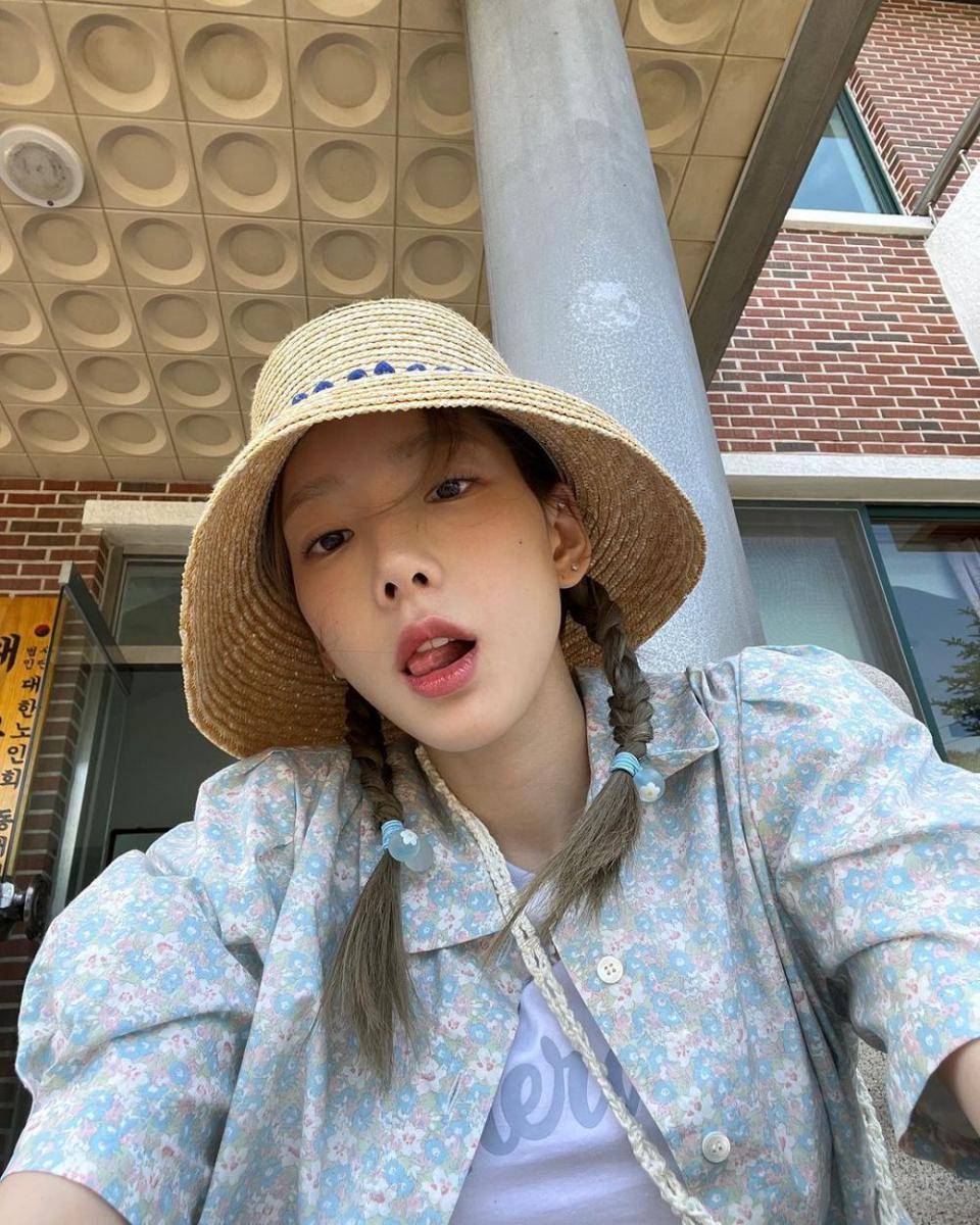 Taeyeon dengan topi bundar (Instagram.com/taeyeon_ss)
