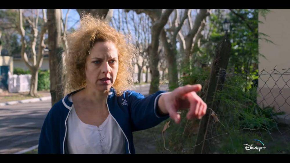 penduduk yang membenci keluarga Dalaras (dok. Disney/Tierra Incognita)