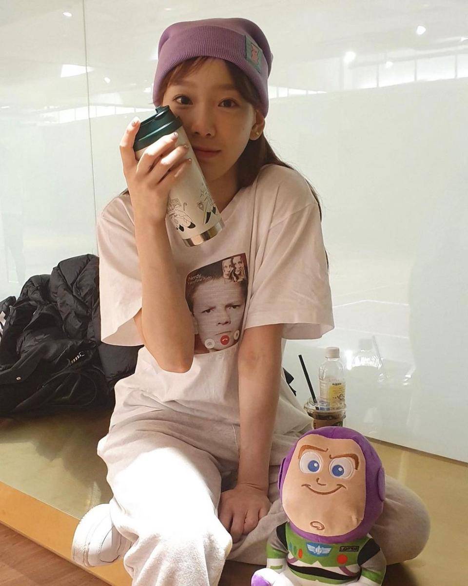Dikelilingi barang-barang imut (Instagram.com/taeyeon_ss)
