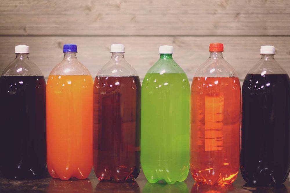 ilustrasi minuman bersoda dalam botol (unsplash.com/Amanda Shepherd)