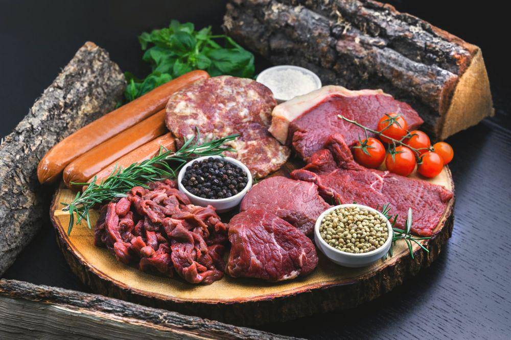 ilustrasi daging merah (unsplash.com/Eiliv-Sonas Aceron)