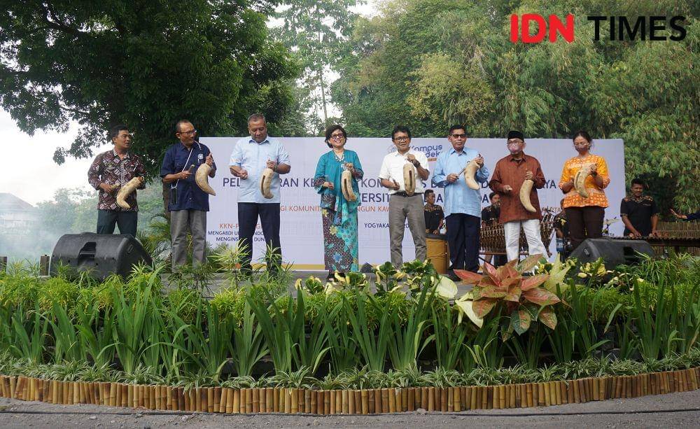 Peluncuran KIBAR UGM, di Sungai Code, Sinduadi, Mlati, Sleman, Selasa (20/9/2022). (IDN Times/Herlambang Jati Kusumo).