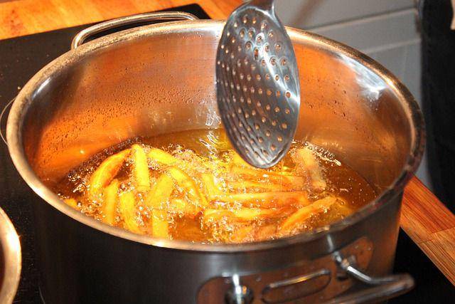 ilustrasi memasak otak-otak udang goreng (pixabay.com/Peggy_Marco)