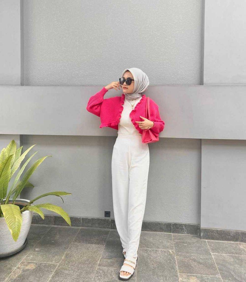 OOTD dengan celana putih (instagram.com/nengdewisr)